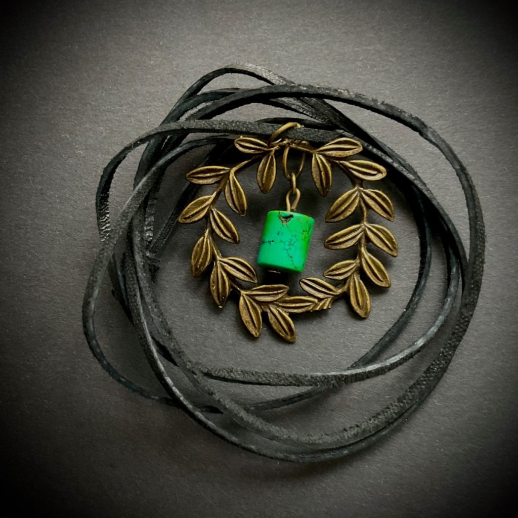 Pandantiv cunună de laur cu snur de piele