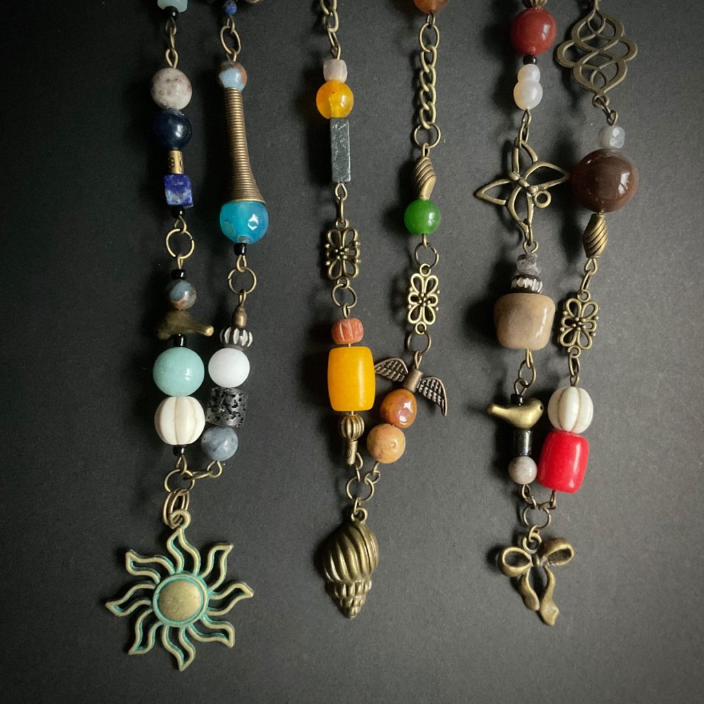 Coliere cu pandantiv